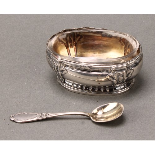 374 - A pair of early 20th century French silver boat shaped salts, glass liners, 6.5cm wide, spoons ensui... 