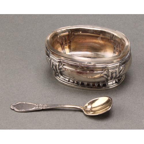 374 - A pair of early 20th century French silver boat shaped salts, glass liners, 6.5cm wide, spoons ensui... 