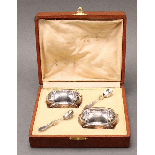 374 - A pair of early 20th century French silver boat shaped salts, glass liners, 6.5cm wide, spoons ensui... 