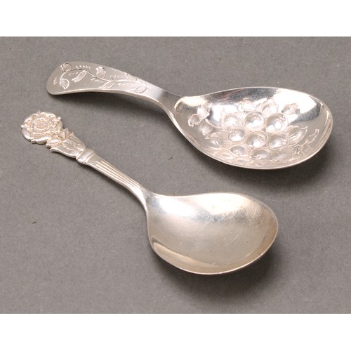 358 - A George III style silver caddy spoon, the bowl chased with fruiting foliage, 9.5cm long, Birmingham... 