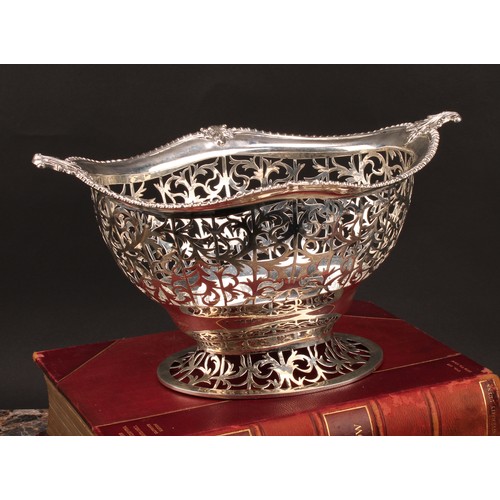 171 - A Victorian silver boat shaped bread or cake basket, gadrooned borders, acanthus scroll handles, pie... 