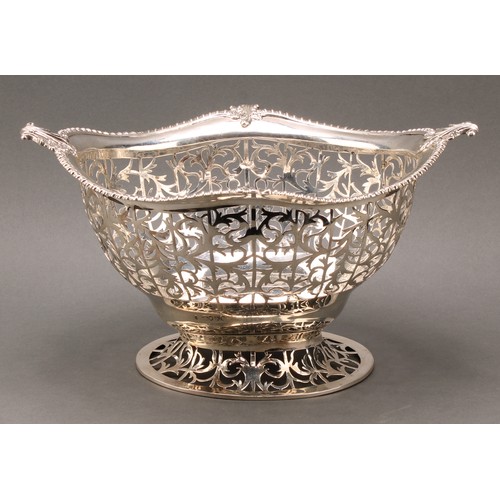 171 - A Victorian silver boat shaped bread or cake basket, gadrooned borders, acanthus scroll handles, pie... 