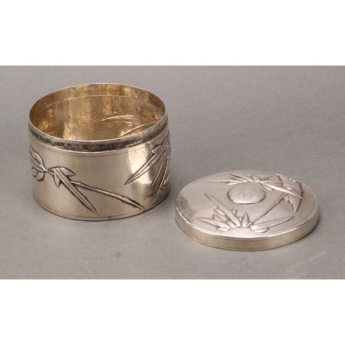 216 - A Chinese silver circular box and cover, chased with leafy bamboo, on a planished ground, 9cm diam, ... 