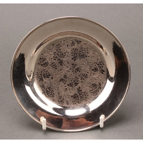 371 - A pair of Chinese silver circular dishes, chased with a field of fruiting vine, 11.5cm diam, Wang Hi... 