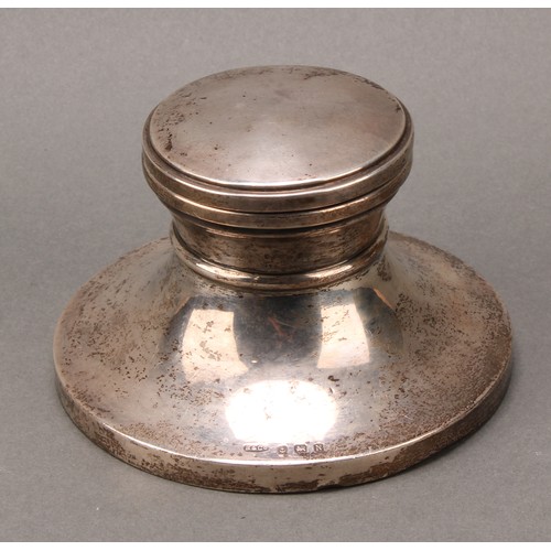 365 - A large George VI silver capstan inkwell, hinged cover, spreading base, 13cm diam, Birmingham 1937