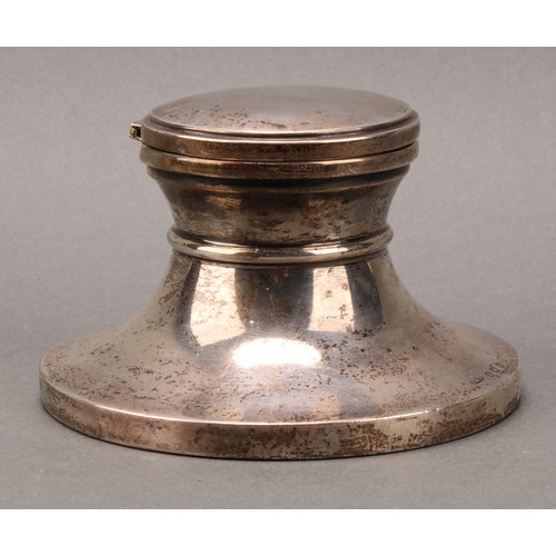 365 - A large George VI silver capstan inkwell, hinged cover, spreading base, 13cm diam, Birmingham 1937