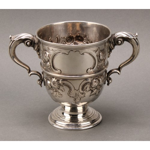 119 - A George III Irish silver bell shaped loving cup, chased with flowers and leafy scrolls, centre gird... 