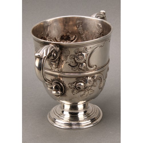 119 - A George III Irish silver bell shaped loving cup, chased with flowers and leafy scrolls, centre gird... 