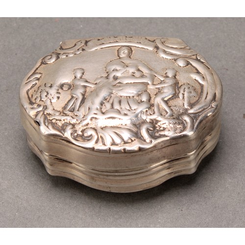 103 - A 19th century Continental silver re-entrant rectangular snuff box, engraved with flowers and sprigs... 