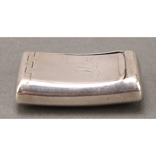 67 - A George III silver curved rectangular snuff box, flush-hinged cover, gilt interior, 5.5cm wide, Coc... 