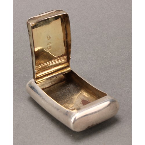 67 - A George III silver curved rectangular snuff box, flush-hinged cover, gilt interior, 5.5cm wide, Coc... 