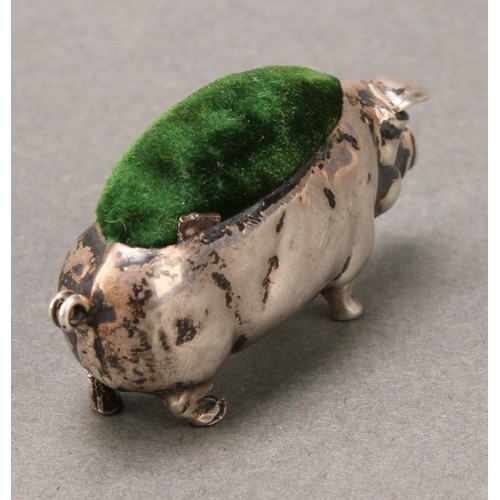 328 - An Edwardian silver novelty pin cushion, as a pig, 5.5cm long, Birmingham 1909