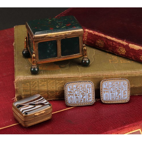 1505 - An early 20th century gilt metal mounted agate casket, engine turned borders, ball feet, 6cm wide; a... 