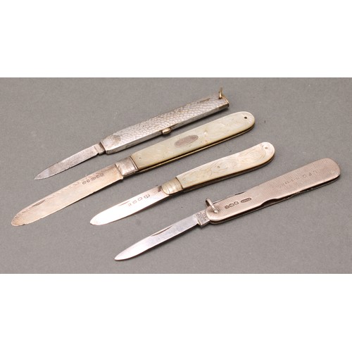 438 - A William IV silver and mother of pearl folding pocket fruit knife, 8.5cm long (folded) Birmingham 1... 