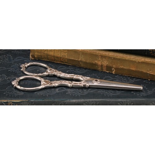 382 - A pair of French silver grape scissors, 15cm long, c.1900, 70g