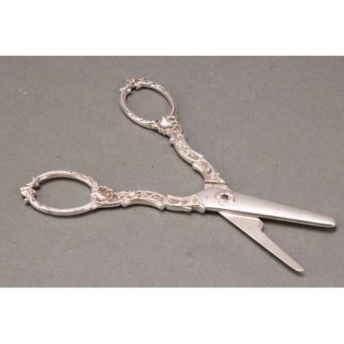 382 - A pair of French silver grape scissors, 15cm long, c.1900, 70g