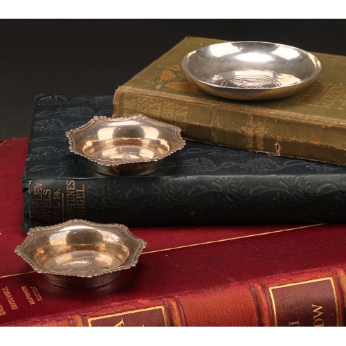 377 - A pair of Edwardian silver shaped circular castle top nut dishes, of Scottish interest, depicting Gl... 