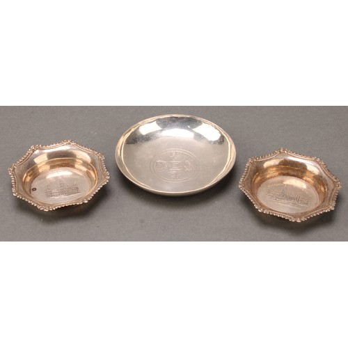 377 - A pair of Edwardian silver shaped circular castle top nut dishes, of Scottish interest, depicting Gl... 