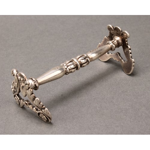 397 - A set of four George IV silver knife rests, lyre-form end supports, 8cm long, London 1826, 182g