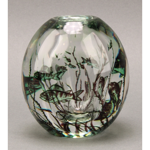 1376 - An Orrefors glass graal vase, by Edward Hald (1883 - 1980 ),  decorated with fish, 11cm high, signed... 