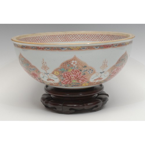 1183 - A 19th century Chinese export-ware porcelain water basin, decorated in the famille rose tradition wi... 