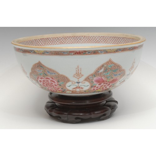 1183 - A 19th century Chinese export-ware porcelain water basin, decorated in the famille rose tradition wi... 