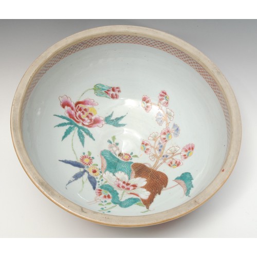 1183 - A 19th century Chinese export-ware porcelain water basin, decorated in the famille rose tradition wi... 