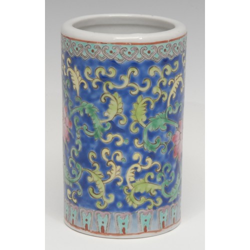 1229 - A Qing Dynasty Chinese brush pot, of cylindrical form, decorated in the famille rose tradition, ruyi... 