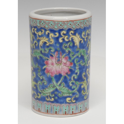 1229 - A Qing Dynasty Chinese brush pot, of cylindrical form, decorated in the famille rose tradition, ruyi... 