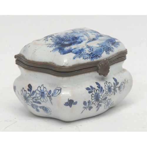 1521 - A 19th century Delftware enamel snuff box, the hinged cover mounted with a young man plucking a fidd... 