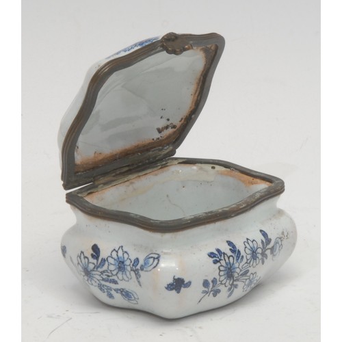 1521 - A 19th century Delftware enamel snuff box, the hinged cover mounted with a young man plucking a fidd... 