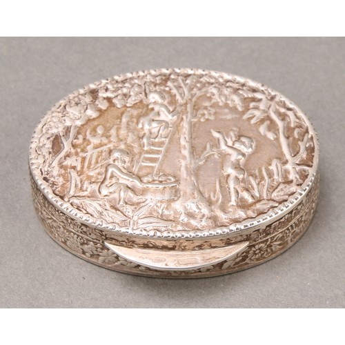 302 - A Continental 925 oval silver snuff box, the hinged cover decorated in repousse with putti harvestin... 