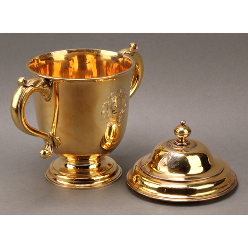 260 - A George I Britannia silver-gilt loving cup and cover, knop finial, acanthus-capped scroll handles, ... 