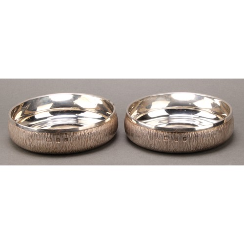 180 - Gerald Benney (1930 - 2008) - a pair of Elizabeth II silver circular dog bowls, bark textured, 12.5c... 