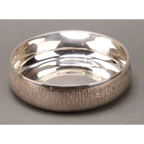 180 - Gerald Benney (1930 - 2008) - a pair of Elizabeth II silver circular dog bowls, bark textured, 12.5c... 