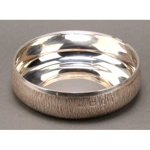 180 - Gerald Benney (1930 - 2008) - a pair of Elizabeth II silver circular dog bowls, bark textured, 12.5c... 