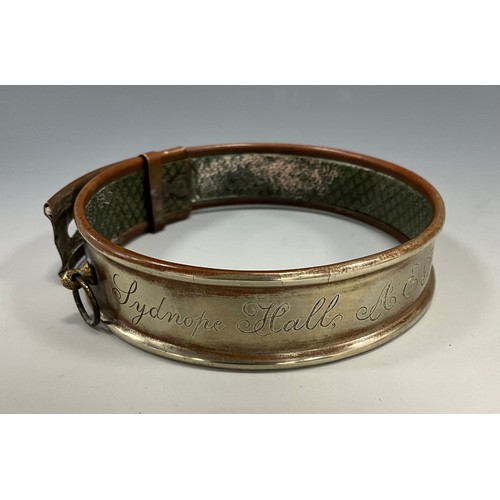 1522 - A 19th century dog collar, inscribed A.E.B, Sydnope Hall, near  Matlock, Derbyshire, 9.5cm diam

A E... 