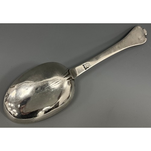 10 - A William III silver Trefid pattern spoon, rat tail bowl, 19cm long, Thomas Allen, London, c.1695