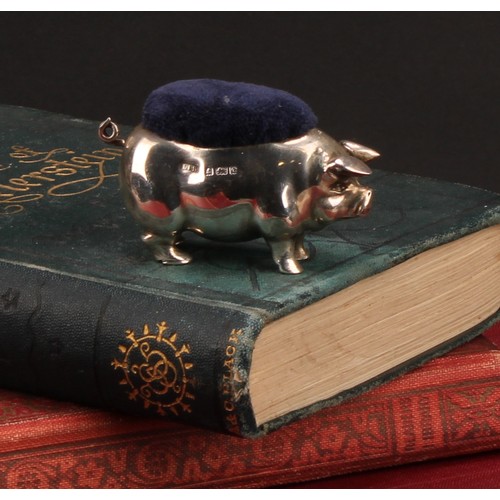 469 - An Edwardia silver novelty pin cushion, as a pig, 6cm long, Levi & Salaman, Birmingham 1902