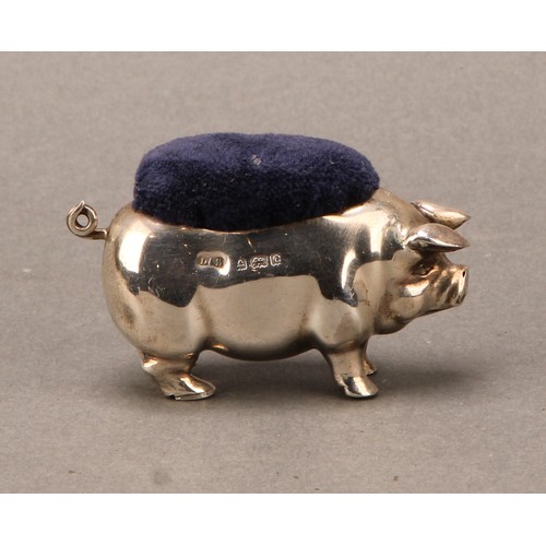 469 - An Edwardia silver novelty pin cushion, as a pig, 6cm long, Levi & Salaman, Birmingham 1902