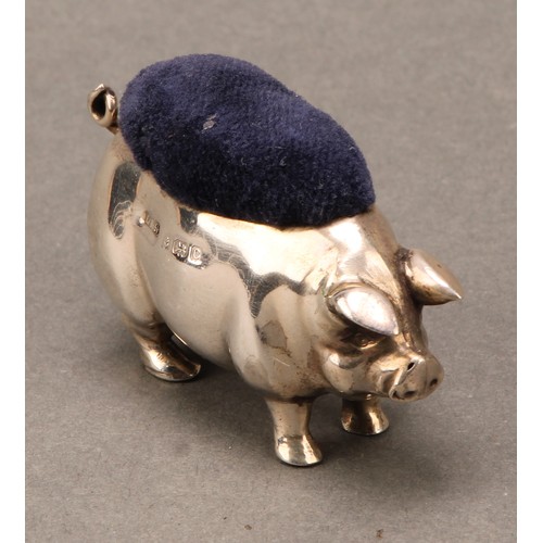 469 - An Edwardia silver novelty pin cushion, as a pig, 6cm long, Levi & Salaman, Birmingham 1902