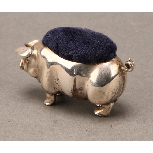 469 - An Edwardia silver novelty pin cushion, as a pig, 6cm long, Levi & Salaman, Birmingham 1902