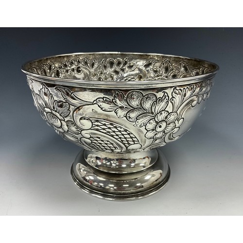 256 - A Edward VII silver punch bowl, impressed decoration of flowers and scrolls, pedestal base, Chester ... 