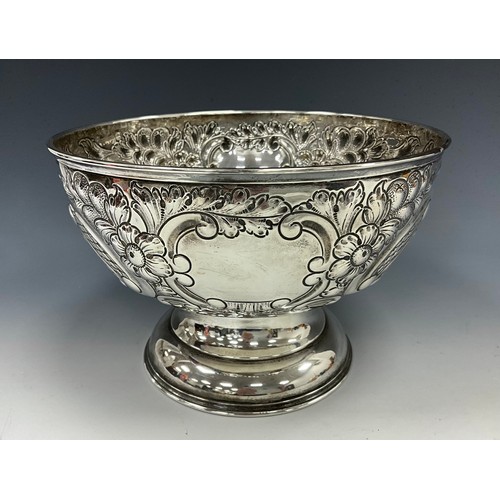 256 - A Edward VII silver punch bowl, impressed decoration of flowers and scrolls, pedestal base, Chester ... 