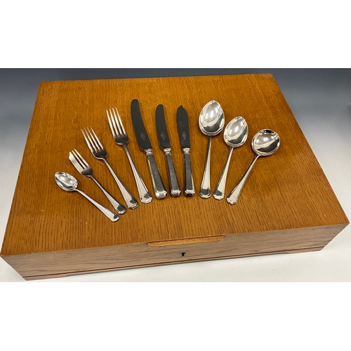 20 - A 20th century Alexander Clark & Co Ltd silver plated six setting canteen, in oak case.