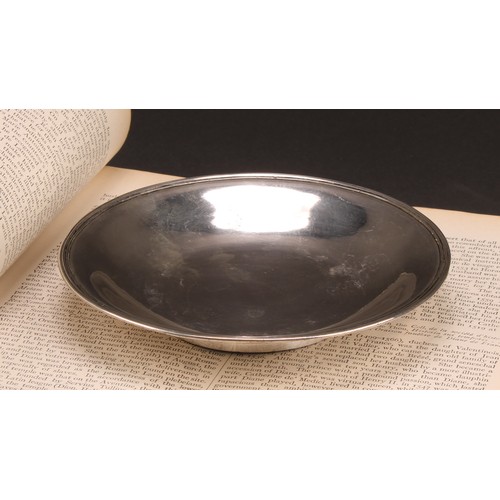 211 - A Chinese China Trade period silver circular dish, quite plain, reeded border, 14.5cm diam, pseudo-E... 