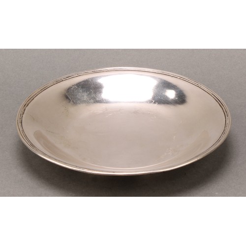 211 - A Chinese China Trade period silver circular dish, quite plain, reeded border, 14.5cm diam, pseudo-E... 