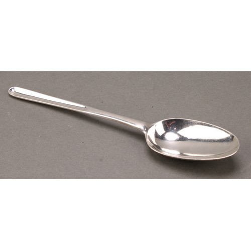 23 - A George III Irish silver marrow spoon, 22cm long, maker IC, Dublin 1768