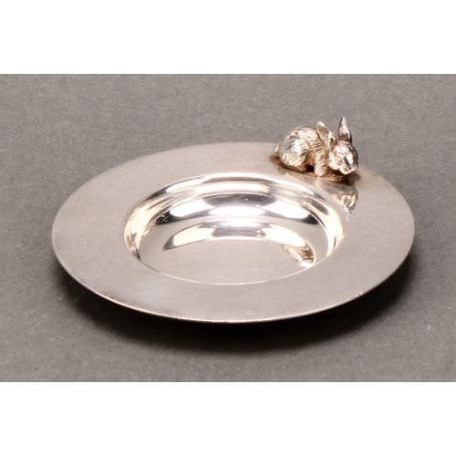 489 - Sarah Jones - an Elizabeth II silver circular novelty dish, applied with a rabbit, 7cm diam, London ... 