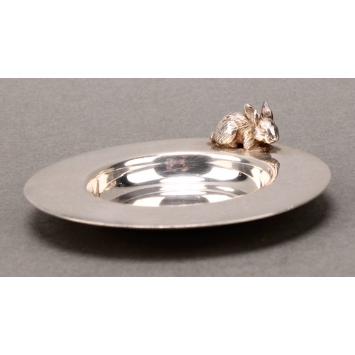 489 - Sarah Jones - an Elizabeth II silver circular novelty dish, applied with a rabbit, 7cm diam, London ... 